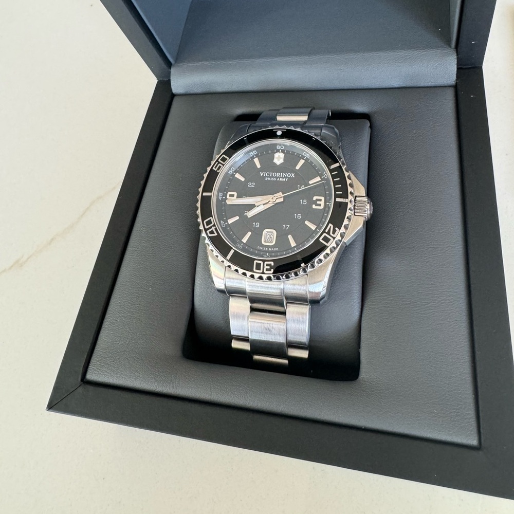 Victorinox Swiss Army 43 mm Maverick Large - Black Dial and Black Bezel